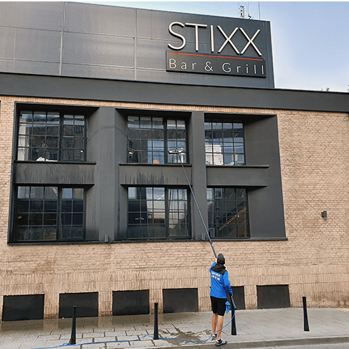 Mycie okien wodą demineralizowaną bez smug i zacieków