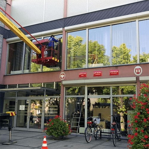 Mycie trudno dostępnych okien na wysokości