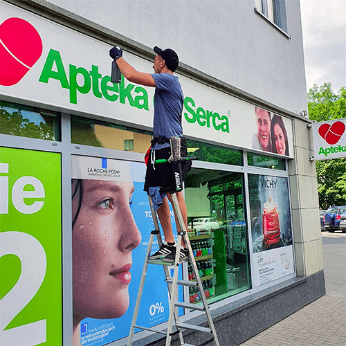 Czyszczenie banerów reklamowych i przeszklonych powierzchni